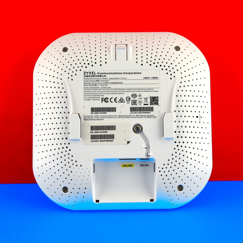Anschlüsse hinten am Zyxel NWA110AX, von links: 1x PoE-fähiger 10/100/1000 MBit LAN-WAN-Port namens UPLINK, 1x DC 12V Strombuchse, darüber 1x Erdungsschraube, und rechts außen 1 x Taster-Loch für den Werks-Reset (Bild: Harald Karcher).