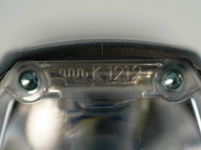 Wellensymbol am Scheinwerfer.