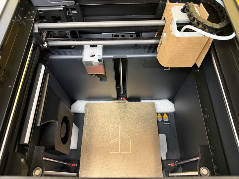 Nachdem wir das AMS entnommen haben, sehen wir das Druckbett.