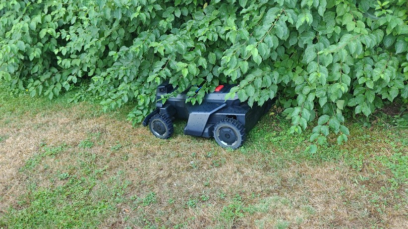 Segway Navimow X420: Großer und schwerer Allrad-Mähroboter mit RTK- und Kamera-Navigation für Rasenflächen bis 2000 m², 42 cm Schnittbreite, lenkbare Vorderräder, aber ohne Kantenschnittoptimierung.
