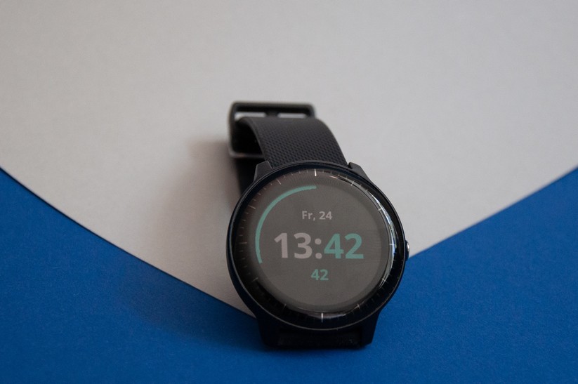 Die Vivoactive 3 Music. Garmin liefert mehrere Themes mit, über die sich das Display direkt auf der Uhr anpassen lässt. Zudem gibt es weitere Watchfaces im App-Store von Garmin. 