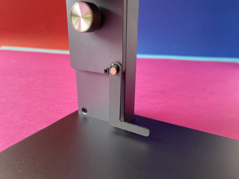 Praktische Details: Ist dieser Haken heruntergeklappt, markiert er den richtigen Abstand zwischen Werkstück und Laser-Diode.