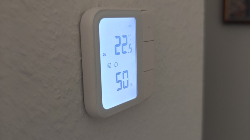 Das Aqara-Thermostat W500 ist für Fußbodenheizungen gedacht und kann entweder per Thread oder per Zigbee betrieben werden. Mehr Funktionen stehen mit Zigbee bereit. Eine direkte Integration in Home Assistant ist mit Zigbee2MQTT möglich.