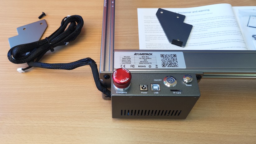 Das Mainboard sitzt vorne links und dient als viertes Standbein.