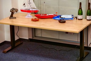Dieser Schreibtisch vibriert, wenn du aufstehen sollst: Desktopia Pro X im Test