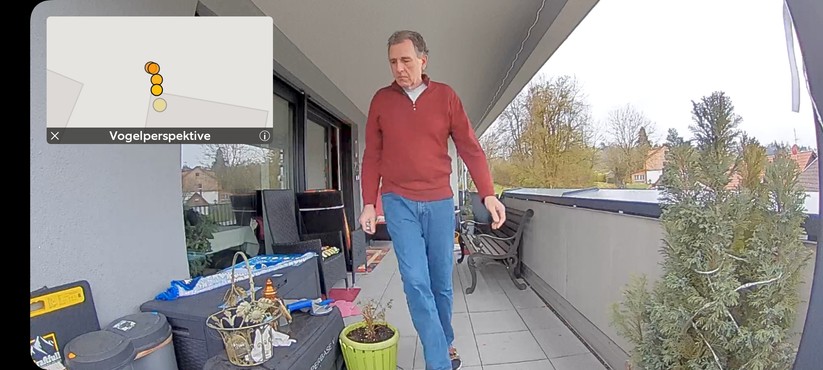 Ring Stick Up Cam Pro Akku: Die Aufnahmen bieten viele Details. Nachts bietet die Kamera eine farbige Nachtsicht ganz ohne Zusatz-LED. Allerdings gehen einige Details verloren und etwas grünstichig ist das Bild ebenfalls.