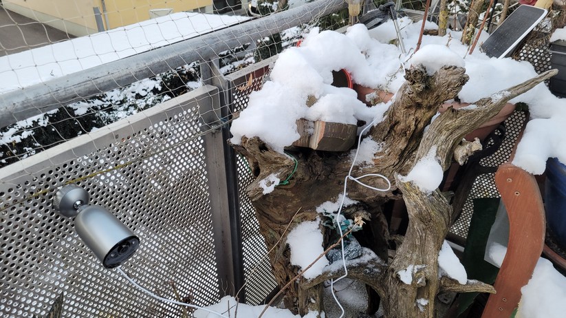 Ezviz EB3: Das 4,2-Watt-Solarpanel übernimmt bei Sonnenschein das Laden des internen und 5200 mAh starken Akkus.  