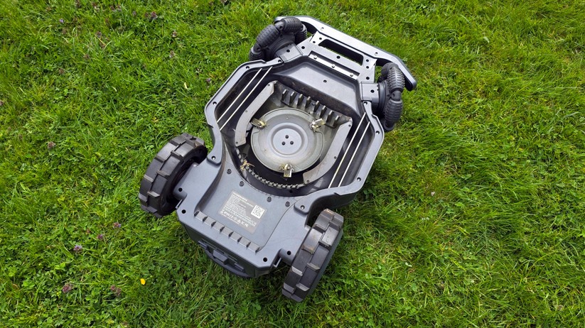 Der Airseekers Tron ist geländegängig, bietet einen großen und austauschbaren Akku, ist im Mähbetrieb aber relativ laut.