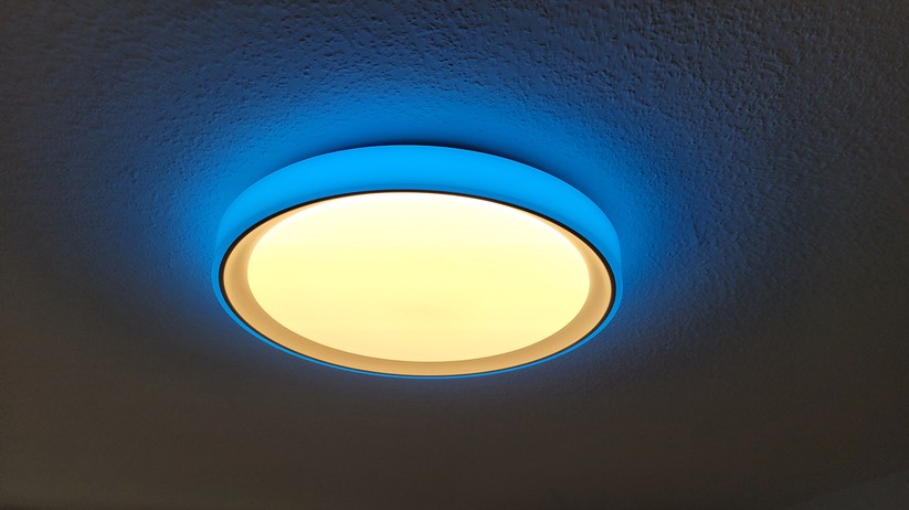 Die Aqara Deckenleuchte T1M funkt mit Zigbee und benötigt daher einen Hub. Sie ist außerdem kompatibel zu Homekit und Matter, sodass sie auch von anderen Smart-Home-Zentralen wie Apple Home, Samsung Smartthings, Homey Pro, Home Assistant, Google Home sowie Amazon Echo und Echo Hub steuern lässt. Die Hauptlampe mit einem Durchmesser von knapp 50 cm unterstützt eine Weißfarbton-Steuerung, während das umlaufende Seitenlicht dank RGBIC-Technik sehenswerte Animationen und Farbverläufe darstellen kann. Ihre LEDs sind hell genug, um einen Raum mit einer Größe von bis zu 25 m² zu beleuchten. Die maximale Leistungsaufnahme beträgt 25 Watt.  