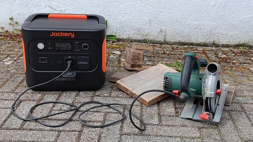 Die Jackery Explorer 1000 Plusversorgt Verbraucher mit bis zu 2000 Watt.