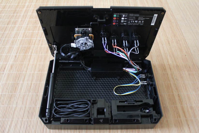 Perfekt für Bastler: Der Panthera von Razer lässt sich einfach öffnen, ohne dass man gegen die Garantie verstößt. 