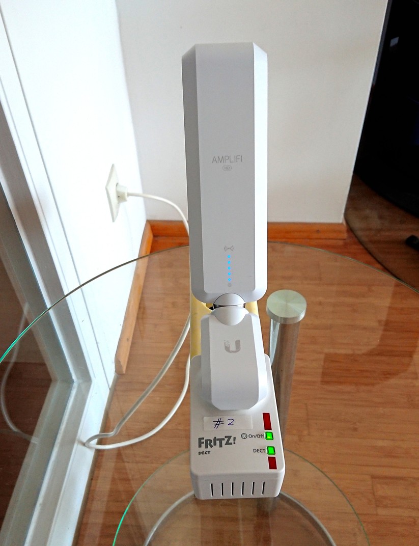 Wenn alle fünf Lämpchen an der Kugel-gelagerten Antenne blau leuchten, dann ist der HD-Mesh-Point optimal zum Router ausgerichtet (Bild: Harald Karcher).