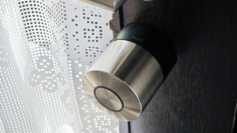 Das Nuki Smart Lock Pro 5.0 fällt sehr kompakt aus.