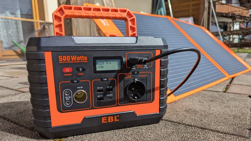 Die EBL MP500 mit Solarpanel zum Laden im Garten bei sonnigem Märzwetter