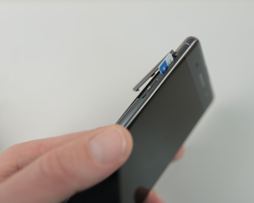 Die Steckplätze für die Nano-Sim-Karte und die Micro-SD-Karte sitzen hinter einer kleinen Kunststoffklappe auf der linken Seite.