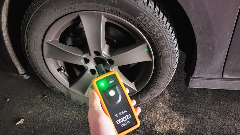 Das RDKS-Aktivierungsgerät weckt den Sensor am Ventil, damit das Fahrzeug ihn erkennt.