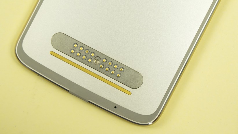 Die magnetischen Mods werden einfach auf der Rückseite des Smartphones aufgelegt. Hier ist die Schnittstelle gut zu erkennen.