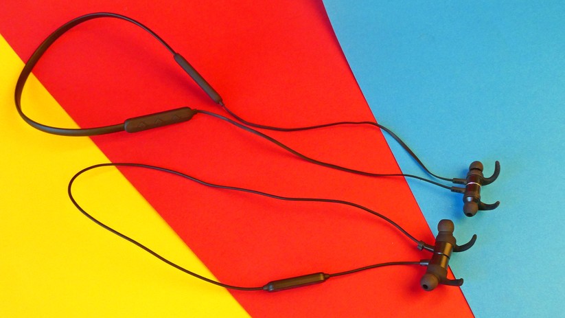 In-Ears mit Nackenbügel sind zwar weniger kompakt, dafür haben sie eine längere Akkulaufzeit.