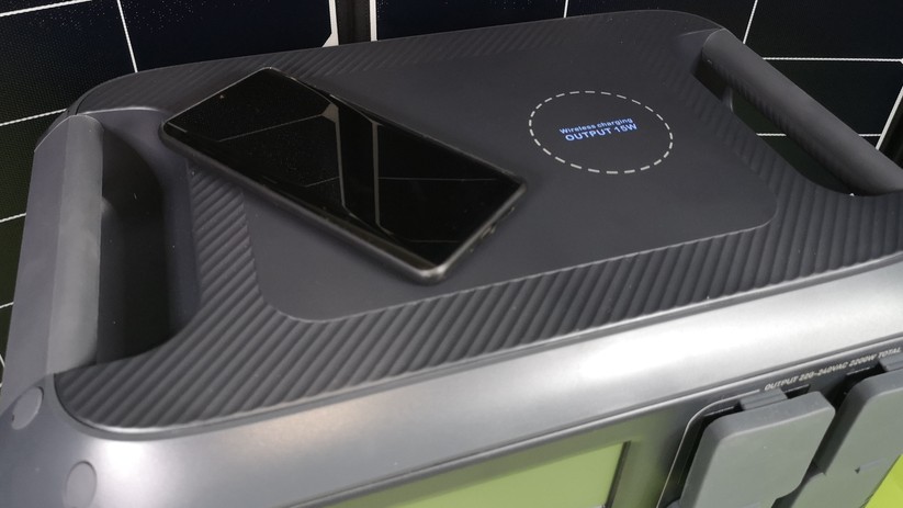 Die Bluetti Poweroak AC200Max lädt Smartphones auch kabellos – effizient ist das nicht.