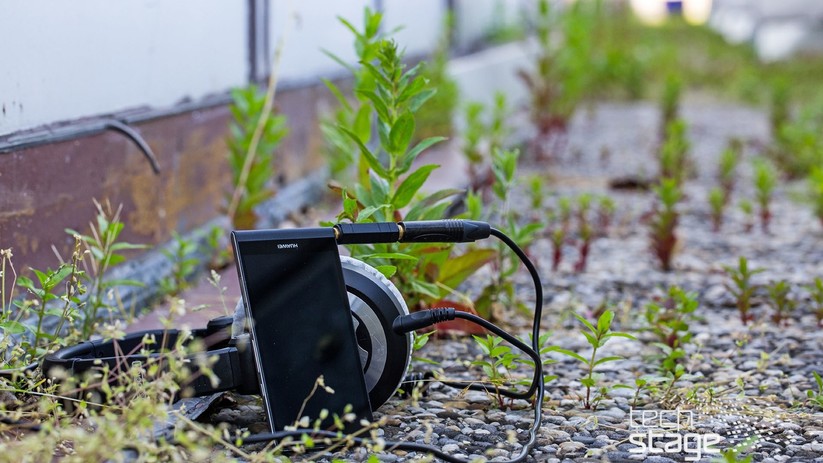 Wenn Stefan seinen geliebten Ultrasone Pro 900 samt Adapter am P6 ansteckt, klappt das Einführen in die Hosentasche nur noch mit Gewalt. Helfen würde ein zusätzlicher Adapter mit Winkelstecker, aber den gibt's leider nicht dazu.