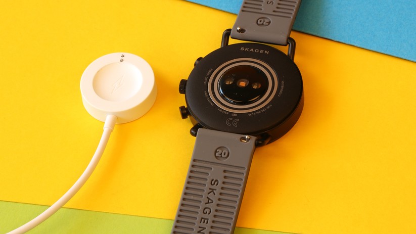 Auf der Rückseite sind die Kontaktflächen für das Ladegerät und der Herzfrequenz-Sensor erkennbar.