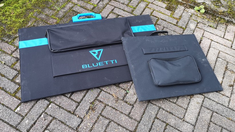 Das Bluetti PV350 neben einem 100-W-Panel.