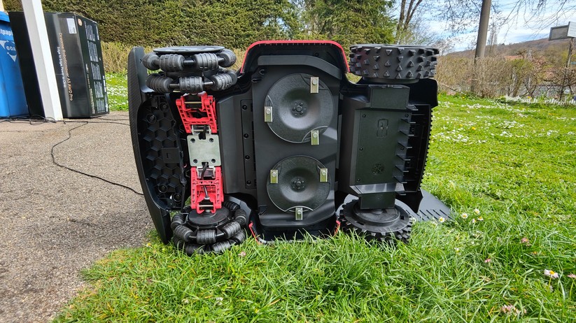 Dreame A3 AWD Pro 3500: Das schwimmende Mähwerk bietet eine Schnittbreite von 40 cm. Beim Randschnitt fährt es bis unter 3 cm an den Gehäuserand heran, sodass nur wenig Nacharbeit nötig ist.