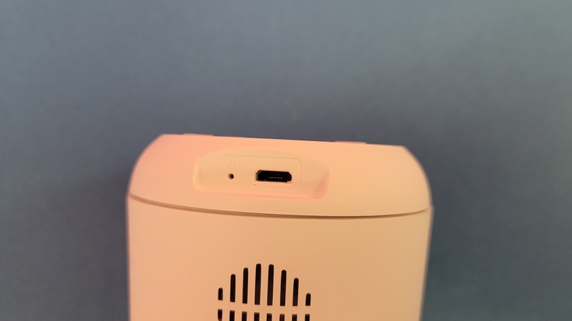 Zur Stromversorgung dient ein knapp zwei Meter langes Micro-USB-Kabel.