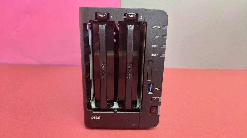 Auf NAS-Lösungen von Synology können Anwender die Software Surveillance Station installieren und machen damit die NAS zu einem Netzwerkvideorekorder. Anders als NVR-Systemen von Überwachungskamerahersteller, die in den meisten Fällen nur für die eigenen Überwachungskameras optimiert sind, unterstützt die Synology-Lösung deutlich mehr Varianten.