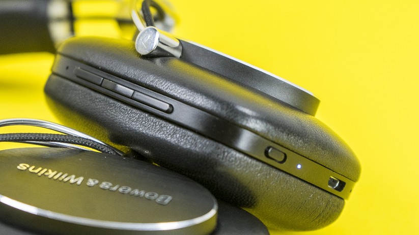 Knöpfe, microUSB-Anschluss für den Akku und ein An/Aus/Bluetooth-Schalter