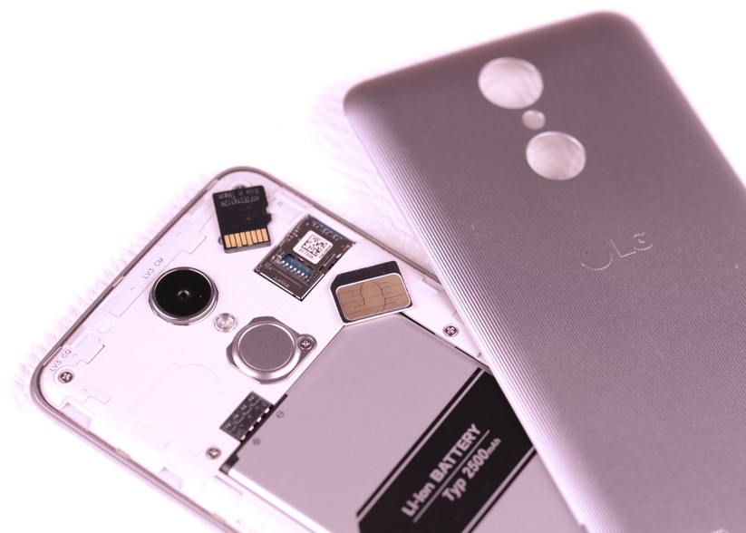 Um an Akku, Sim- und Speicherkarte zu kommen, muss der Rückendeckel geöffnet sein.