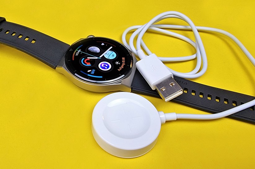  Das Aufladen erfolgt über eine kleine Ladeschale mit USB-Anschluss.