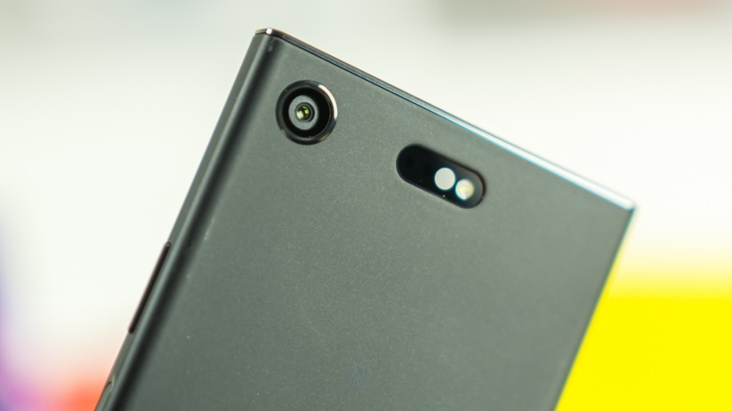 Die Kamera des Xperia XZ1 Compact ist nicht die beste: zu hohe Auflösung, lichtarme Optik, kein OIS und ein langsames Autofokus.