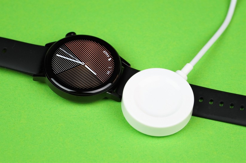 Huawei Watch GT3: Über eine Ladeschale wird die Huawei Watch GT 3 aufgetankt.