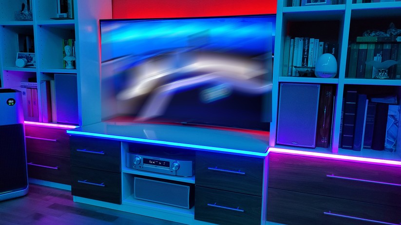 Govee RGBIC LED Neon Rope Lights for desks (H61C3): Der LED-Streifen ist unterteilt in 42 steuerbare Segmente, die mit unterschiedlichen Farben leuchten können. Mit 84 LEDs pro Meter, insgesamt sind es 252, bietet der LED-Streifen auch eine gute Helligkeit.