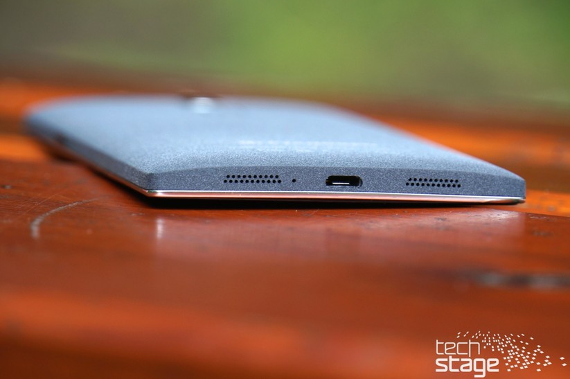 Auf der unteren Seite befinden sich Stereo-Lautsprecher.