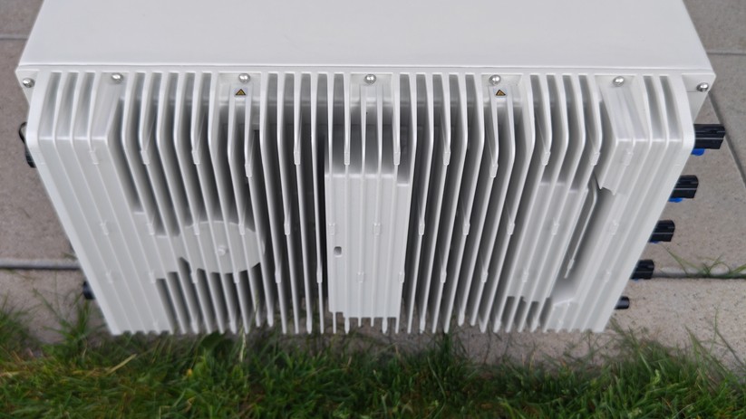 SunEnergyXT 500 Pro: Die massiven Kühlrippen an der Rückseite können über 50 °C heiß werden. Während der Hitzeperiode im Juni hat die Kühlung aber zuverlässig funktioniert. Leistungseinbußen haben wir keine beobachtet.