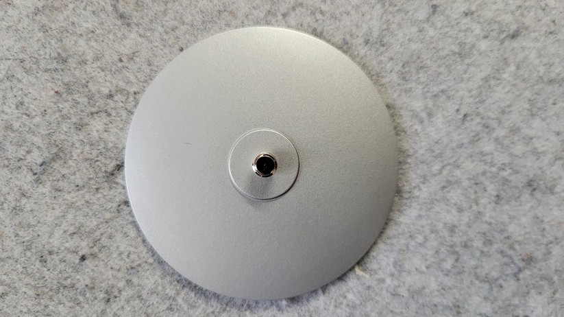 Bosch Eyes Innenkamera II: Dank eines integrierten Gewindes können Anwender den Standfuß abschrauben und die Kamera an einem Stativ oder einer Alternative befestigen. 