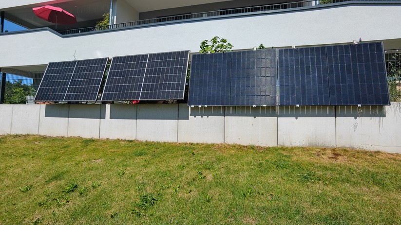 Nachdem die Eigentümergemeinschaft die Installation von Balkonkraftwerken erlaubt hatte, konnten wir endlich die Module am Zaun befestigen. Vorher hatten wir nur zwei im Garten in Betrieb.