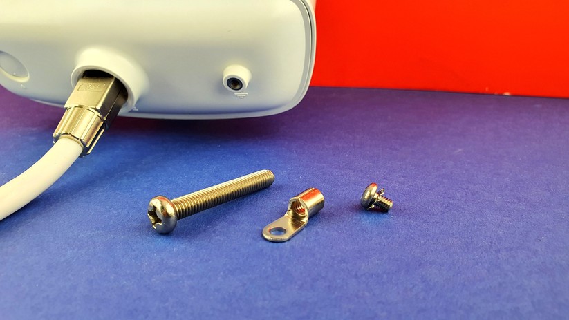 Die kurze Schraube samt Lasche hilft zur Befestigung eines Erdungskabels (Bild: Harald Karcher).