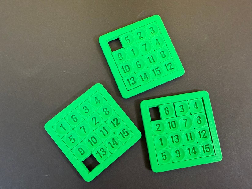 Alle drei Versionen des Sliding Puzzle sind beweglich, die Ausführungen mit größerem Abstand fallen beim Anheben fast auseinander.