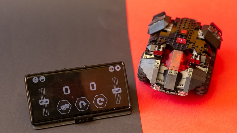 Powered Up steuert die Motoren im Batmobil per Bluetooth und über eine simple App. 
