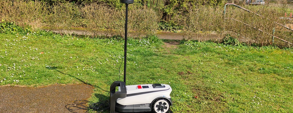 Ecovacs Goat A1600 RTK mit Satellitenantenne