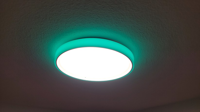 Die Aqara Deckenleuchte T1M funkt mit Zigbee und benötigt daher einen Hub. Sie ist außerdem kompatibel zu Homekit und Matter, sodass sie auch von anderen Smart-Home-Zentralen wie Apple Home, Samsung Smartthings, Homey Pro, Home Assistant, Google Home sowie Amazon Echo und Echo Hub steuern lässt. Die Hauptlampe mit einem Durchmesser von knapp 50 cm unterstützt eine Weißfarbton-Steuerung, während das umlaufende Seitenlicht dank RGBIC-Technik sehenswerte Animationen und Farbverläufe darstellen kann. Ihre LEDs sind hell genug, um einen Raum mit einer Größe von bis zu 25 m² zu beleuchten. Die maximale Leistungsaufnahme beträgt 25 Watt.  