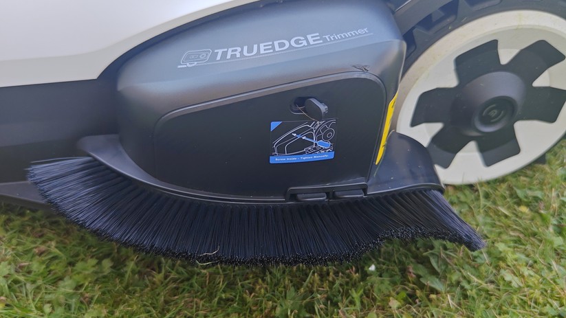 Mit einer Schnittbreite von 33 cm Schnittbreite mäht der Ecovacs Goat A1600 LiDAR Pro sehr zügig. Und dank integriertem Kantentrimmer bleibt auch an festen Grenzen kaum Rasen stehen.