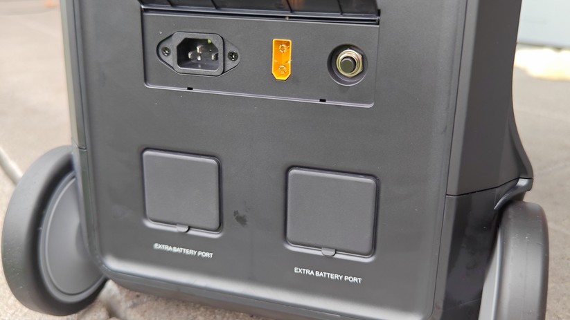 Über den AC-Eingang lässt sich die Station mit bis zu 2.200 Watt netzseitig laden. Über die darunterliegenden Buchsen lassen sich zwei Zusatz-Akkus anschließen. Damit steigt die Kapazität auf bis zu 11,52 kWh.