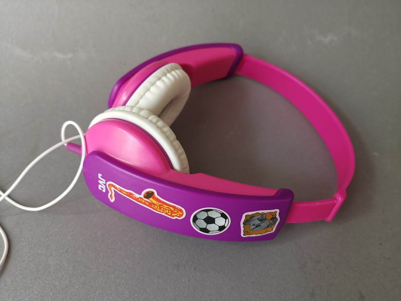 Auch hier gibt es Aufkleber, mit denen die Kinder ihren Kopfhörer verschönern können. 