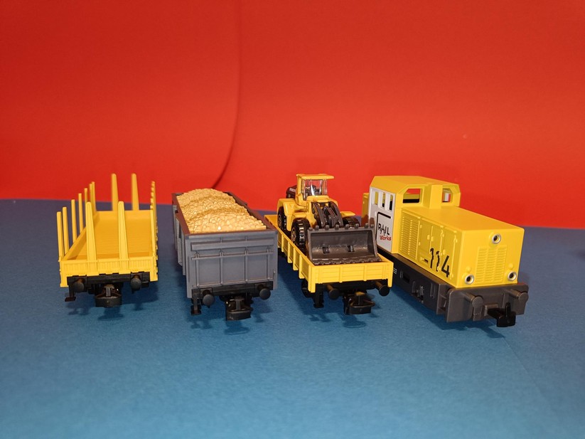 In unserer Startpackung befindet sich ein Baustellenzug, es gibt aber auch eine Startpackung mit einem Feuerwehrzug, einem Autotransporter oder dem beliebten ICE.