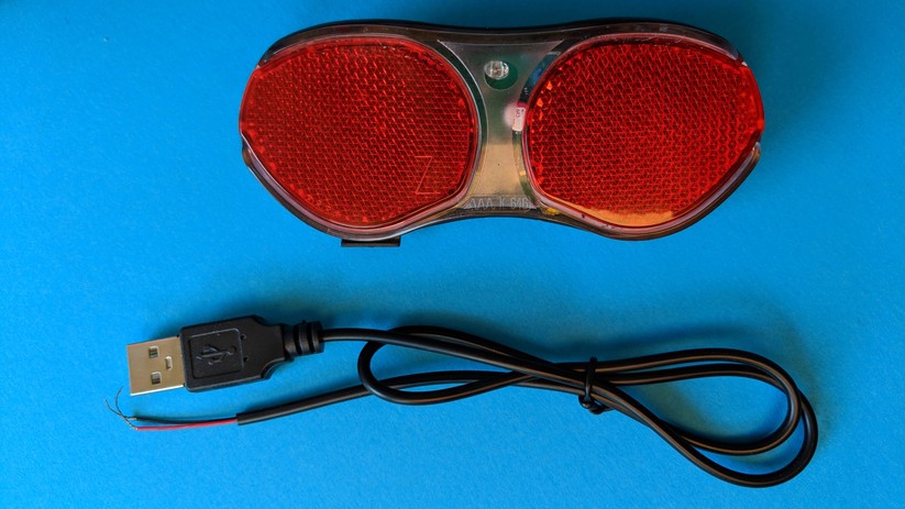 Tracker und Ladekabel. Mehr liegt der Verpackung nicht bei.