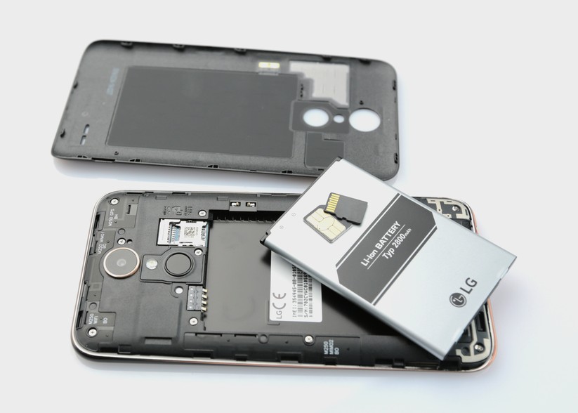 SIM- und Micro-SD-Karte werden hintereinander eingesetzt.